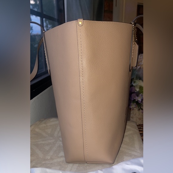 New Coach Leatherware Classic Reversible Large Taupe/Beige Tote w/Dustbag - Picture 4 of 16